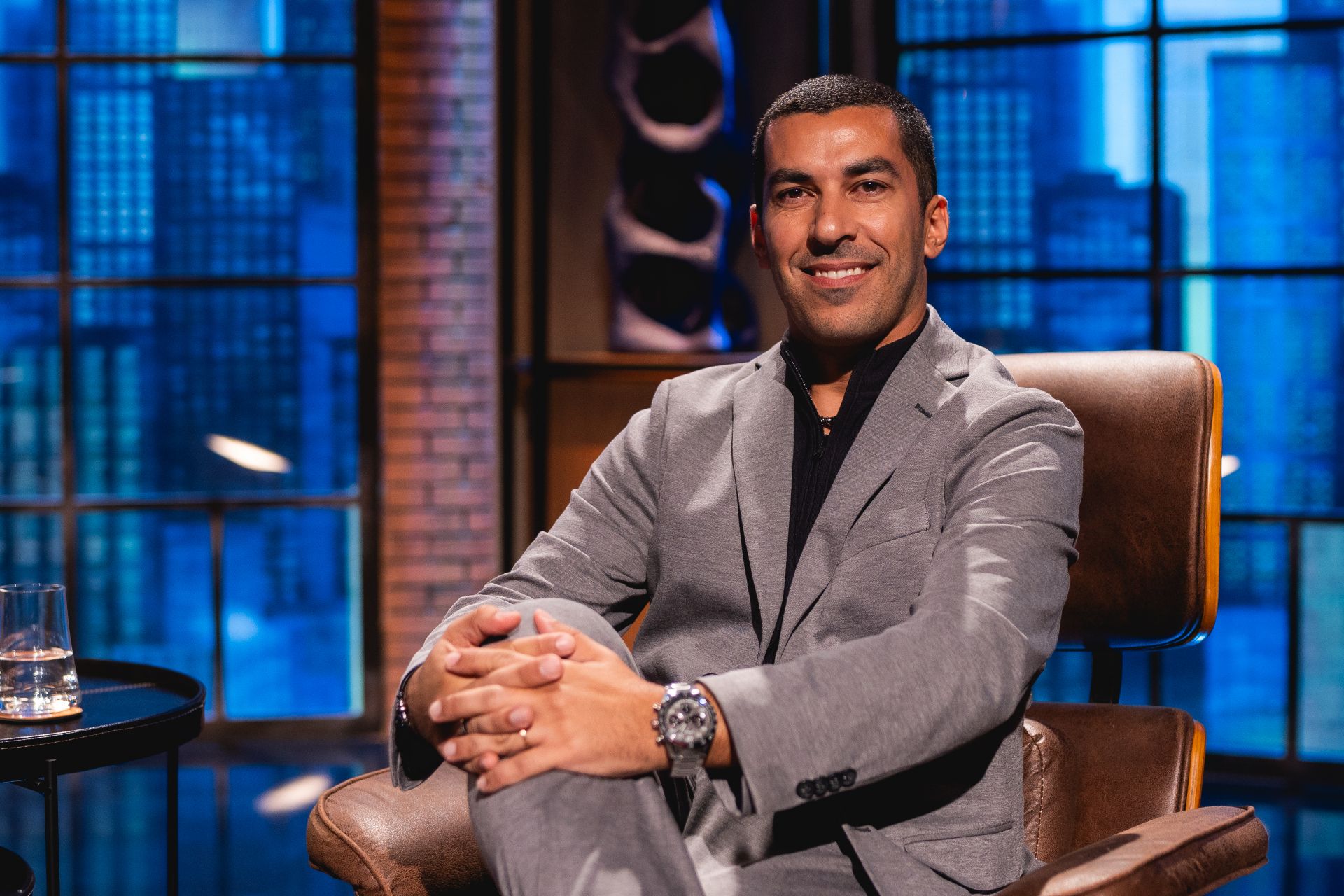 Deiverson Migliatti sorrindo na poltrona do Shark Tank Brasil