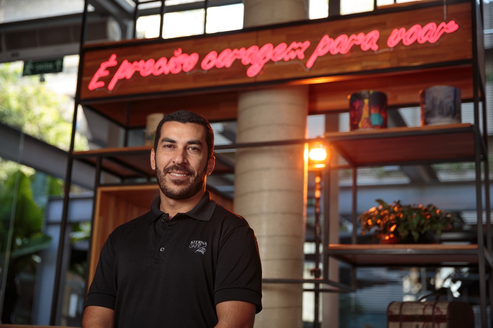 Deiverson Migliatti sob letreiro neon: É preciso coragem para voar